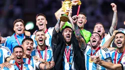 Lionel Messi alzó la copa.