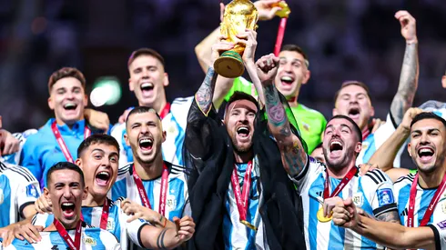 Lionel Messi alzó la copa.