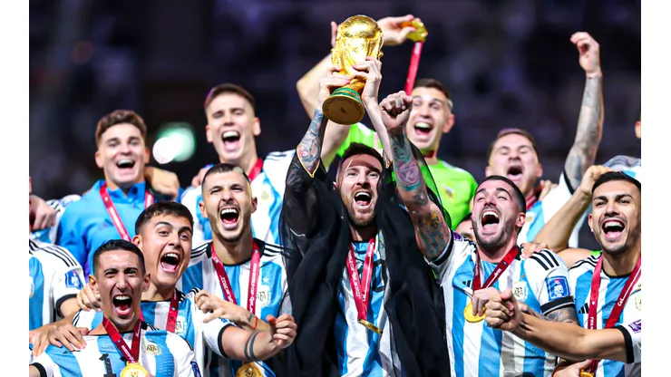 Lionel Messi alzó la copa.