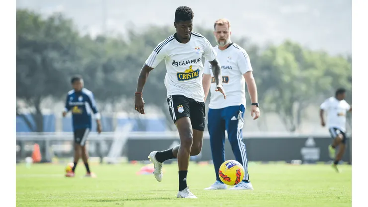 Washington Corozo se quedará por pedido de Tiago Nunes