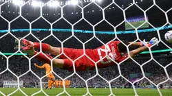 Dibu Martínez contuvo dos penales y está en semis