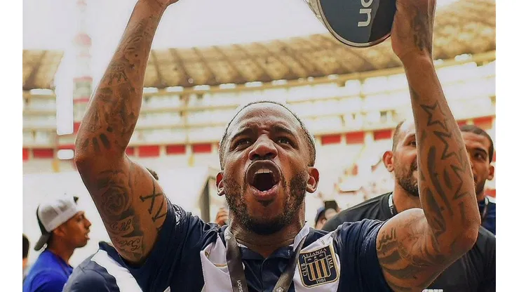 Jefferson Farfán deja Alianza Lima y se retira del fútbol