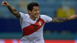 Gianluca Lapadula durante un partido con la Selección Peruana.