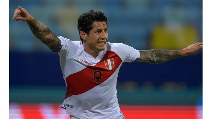 Gianluca Lapadula durante un partido con la Selección Peruana.