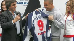 Ronaldo posando con la camiseta de Alianza