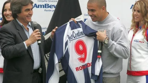 Ronaldo posando con la camiseta de Alianza