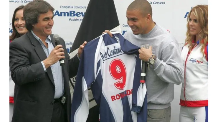 Ronaldo posando con la camiseta de Alianza
