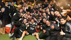 Costa celebrando con el Cacique