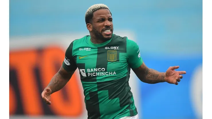 Jefferson Farfán mostró su incomodidad con la prensa previo a viajar a Ayacucho. Foto: GLR