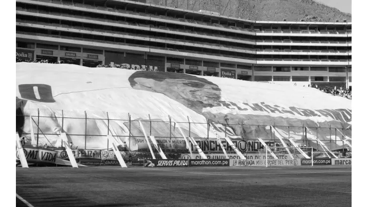 Lamentable momento: un hincha de Universitario murió en pleno partido. (Foto: Twitter Universitario de Deportes)