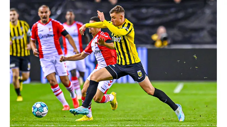 Miguel Araujo fue titular en Emmen FC.