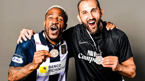 ¿Reconciliación? Farfán y Barcos posaron juntos con la camiseta de Alianza. (Foto: Liga de Fútbol Profesional)