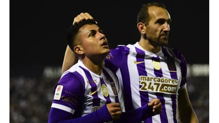 Jairo Concha celebrando junto a Hernán Barcos