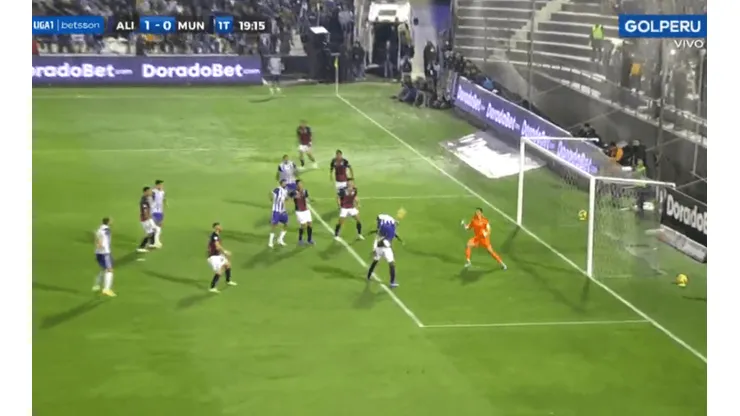 Tremendo cabezazo de Arley Rodríguez para marcar el primero del partido