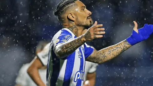 Paolo Guerrero volvió a sufrir una lesión en la rodilla y será baja en Avaí. Foto: Getty