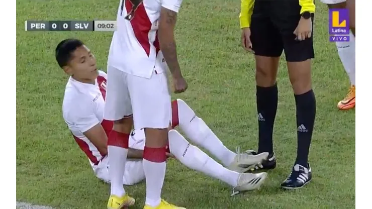 Raúl Ruidíaz salió lesionado del encuentro ante El Salvador. Foto: Latina