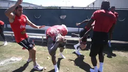 Wilder Cartagena recibió 'apanado' por su cumpleaños de parte de sus compañeros de la Selección Peruana. Foto: FPF