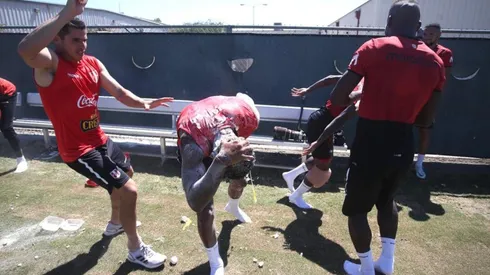 Wilder Cartagena recibió 'apanado' por su cumpleaños de parte de sus compañeros de la Selección Peruana. Foto: FPF