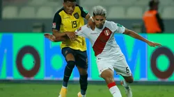 El veterano Carlos Zambrano marcando al joven ecuatoriano Gonzalo Plata