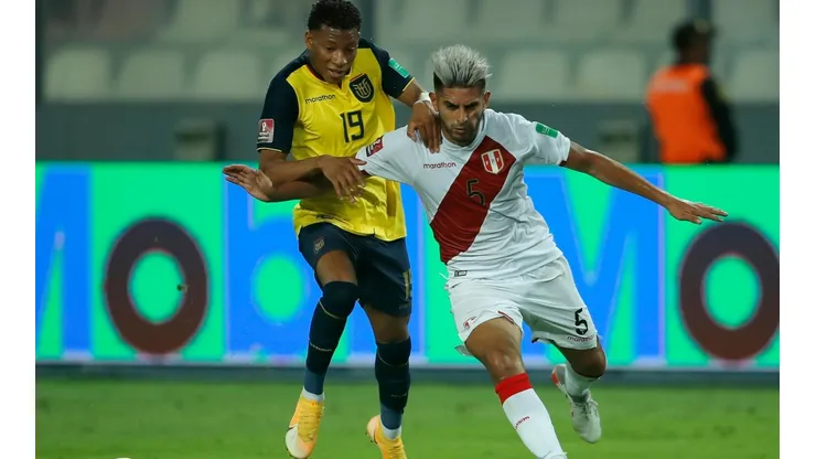 El veterano Carlos Zambrano marcando al joven ecuatoriano Gonzalo Plata