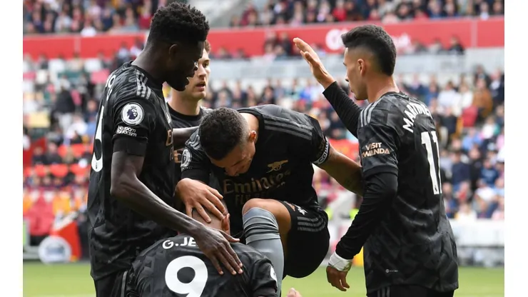 Arsenal superó con goleada al Brentford y es único líder