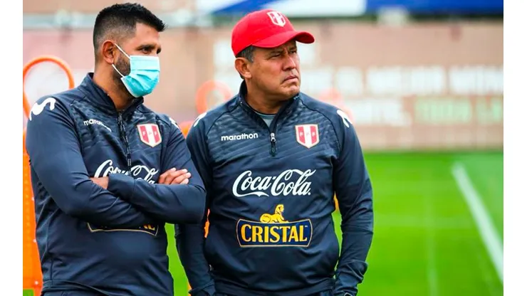 El primer sistema táctico que empleó Reynoso en la Selección. (Foto: Twitter Selección Peruana)