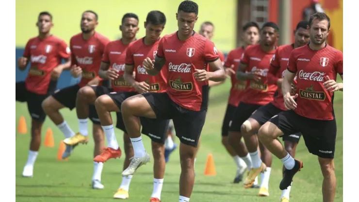 Juan Reynoso anunció este viernes su primera convocatoria a la Selección Peruana con sorpresas. Foto: FPF