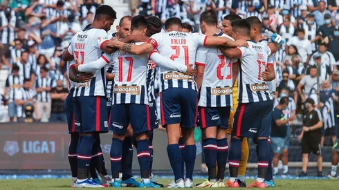 Alianza Lima recibió dura sanción por la violencia de parte de sus hinchas tras el final del clásico ante Universitario. Foto: Andina