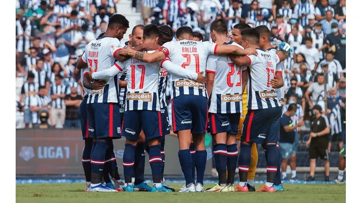 Alianza Lima recibió dura sanción por la violencia de parte de sus hinchas tras el final del clásico ante Universitario. Foto: Andina