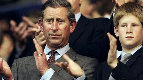 Una antigua foto del por entonces Príncipe Carlos en el Mundial de Francia 1998