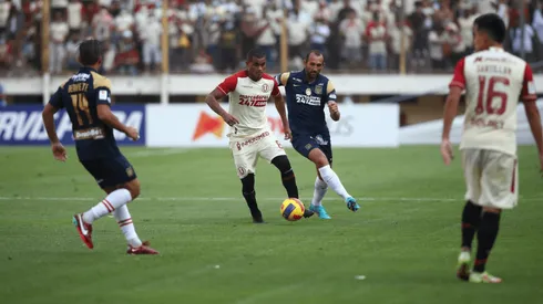 ¿Cuál es el historial del clásico del fútbol peruano entre Alianza Lima y Universitario?