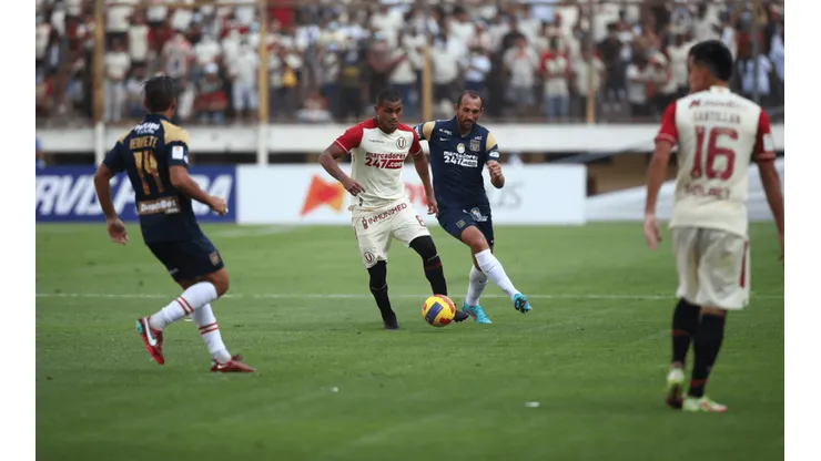 ¿Cuál es el historial del clásico del fútbol peruano entre Alianza Lima y Universitario?