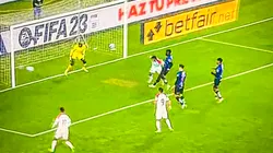 El 'Chaka' Arias remató al palo.