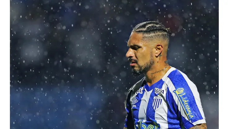 Paolo Guerrero pudo darle la igualdad a Avaí, pero erró sus disparos y su equipo cayó 1-0 ante Coritiba. Foto: Getty