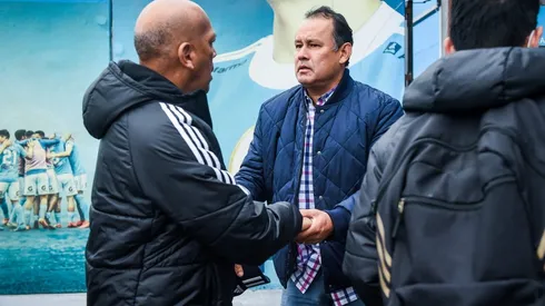 Juan Reynoso fue a observar los entrenamientos de Sporting Cristal y charló con Roberto Mosquera. Foto: Sporting Cristal