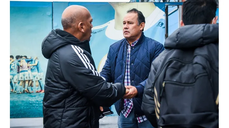 Juan Reynoso fue a observar los entrenamientos de Sporting Cristal y charló con Roberto Mosquera. Foto: Sporting Cristal