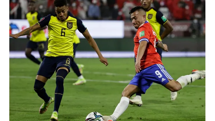 Byron Castillo jugando ante Chile