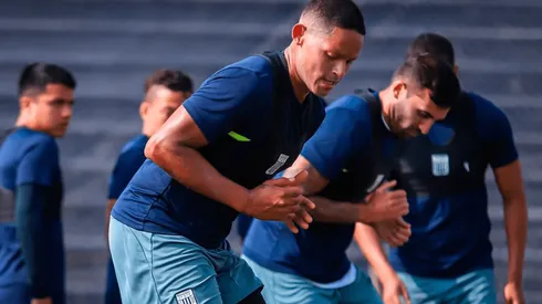 Yordi Vílchez sostuvo que su representante viene negociando con Alianza Lima para la extensión de su contrato. Foto: GLR