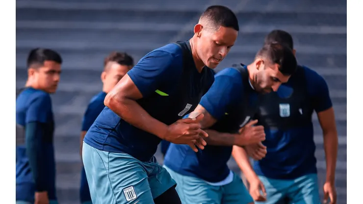 Yordi Vílchez sostuvo que su representante viene negociando con Alianza Lima para la extensión de su contrato. Foto: GLR