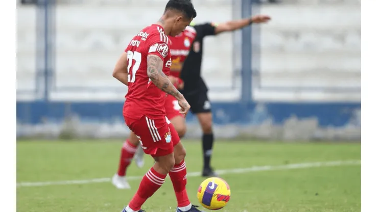 El penal de Yoshimar Yotún fallado por picarla debió ser repetido