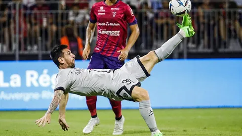 Sorprendente golazo de chilena de Lionel Messi se vuelve viral. (Foto: Getty Images)
