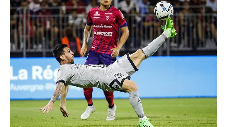 Sorprendente golazo de chilena de Lionel Messi se vuelve viral. (Foto: Getty Images)