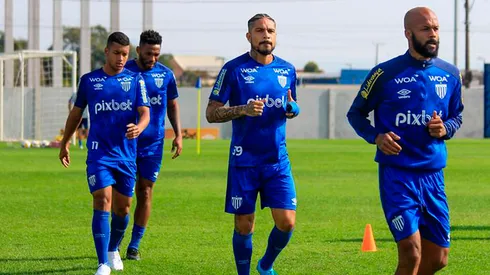 Paolo Guerrero había dejado el entrenamiento del día miércoles con Avaí por unas molestias. Foto: GLR