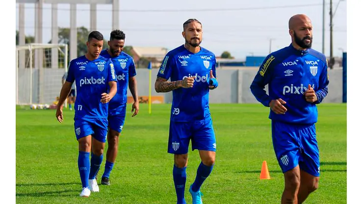 Paolo Guerrero había dejado el entrenamiento del día miércoles con Avaí por unas molestias. Foto: GLR