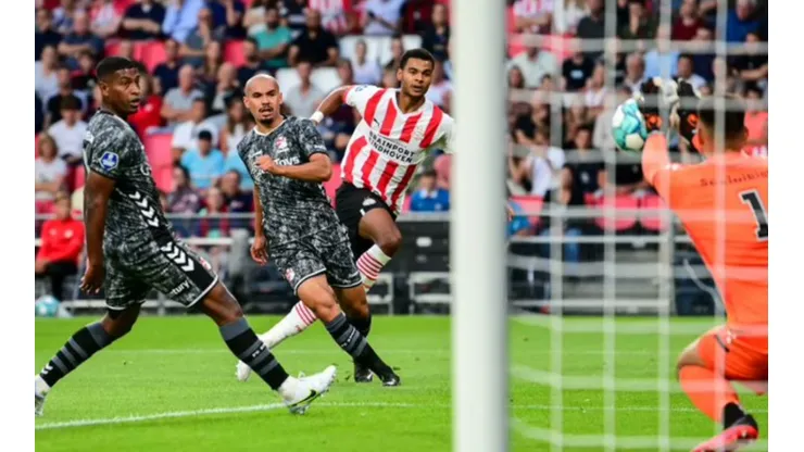 En su regreso a primera: PSV destrozó al FC Emmen de los peruanos
