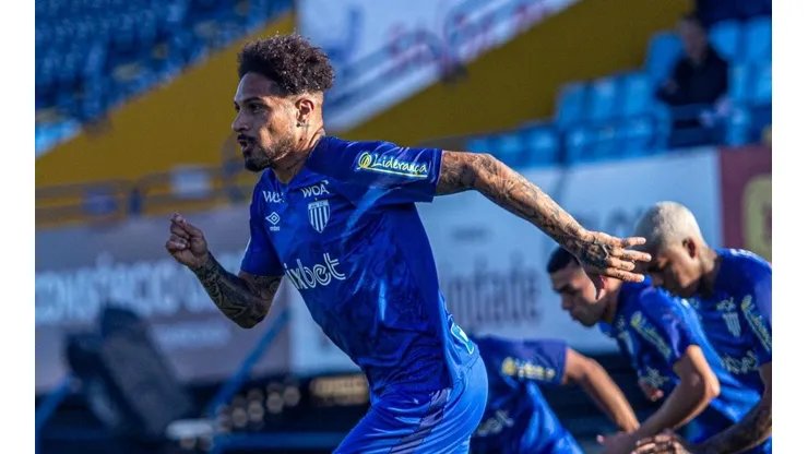 Paolo Guerrero no pudo culminar los entrenamientos de este miércoles con Avaí. Foto: Avaí