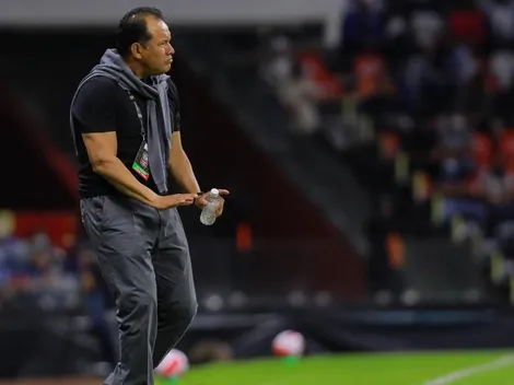 Silvio Valencia golpea la mesa tras la oficialización de Juan Reynoso