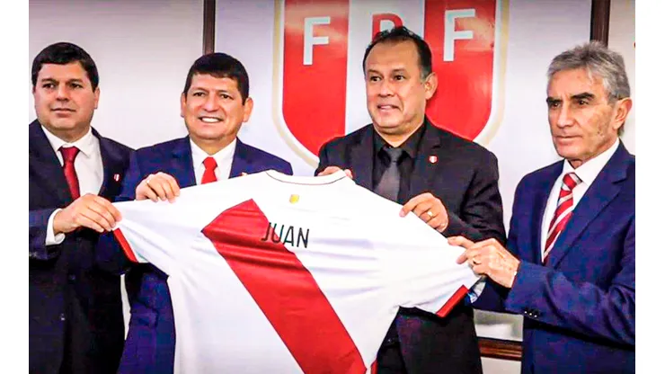 Juan Reynoso posó por primera vez con la 'Blanquirroja'.