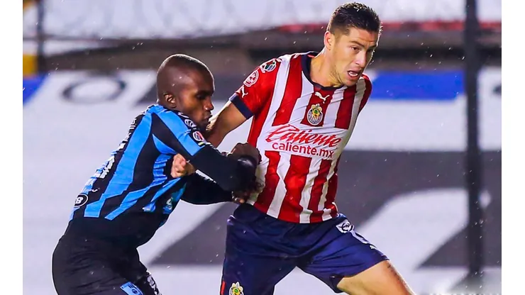 Ormeño tildado de 'villano' en su debut con Chivas: provocó un penal. (Foto: Getty Images)