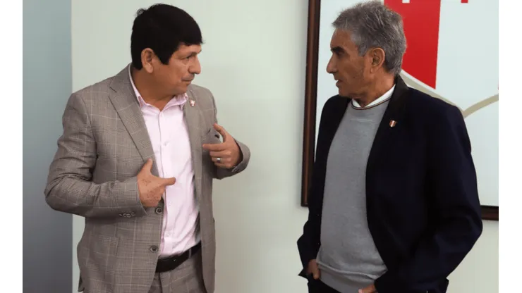 Juan Carlos Oblitas aceptó continuar en la 'FPF'